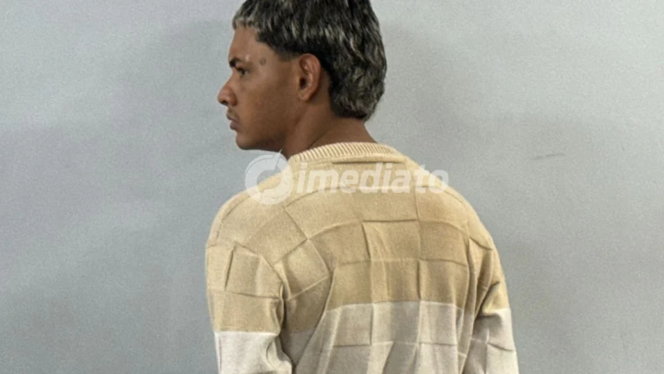 Homem é preso com porções de drogas durante operação policial para coibir foguetório no bairro Petrópolis