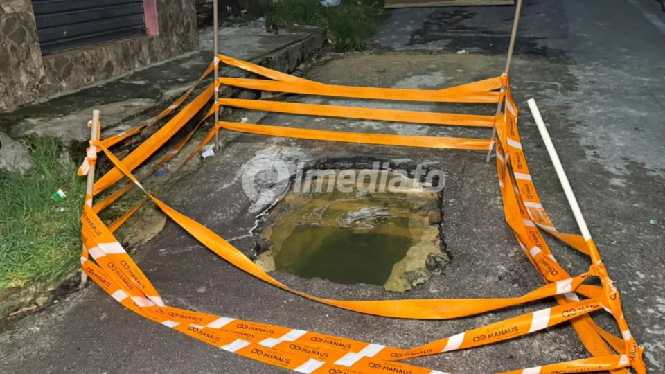Moradores do bairro Novo Aleixo denunciam três dias sem água após rompimento de tubulação na rua Bicuíba