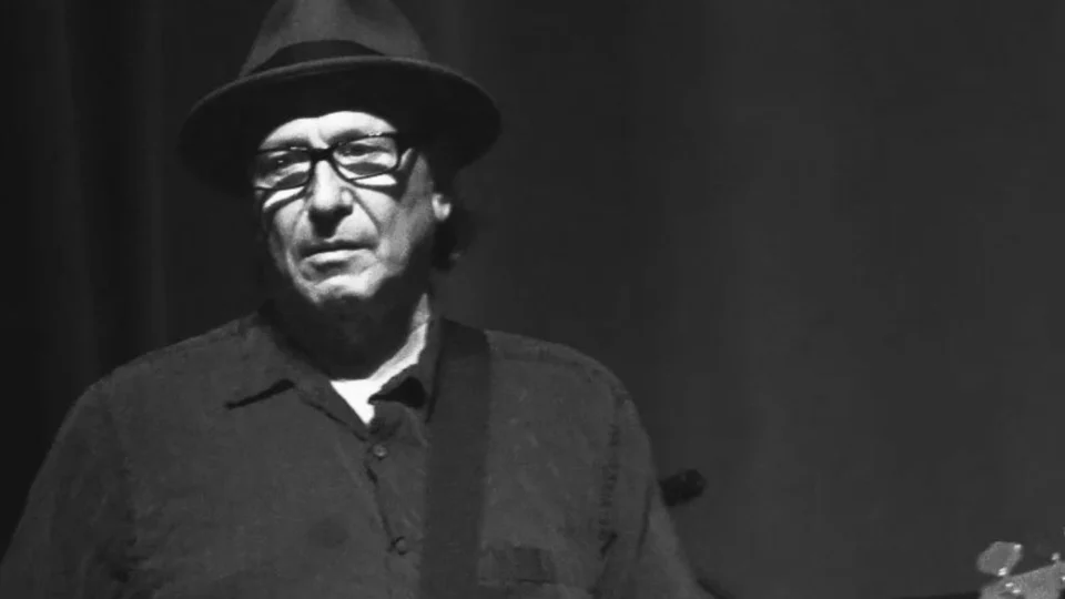Morre Fred Smith, baixista da banda de rock Television, aos 77 anos