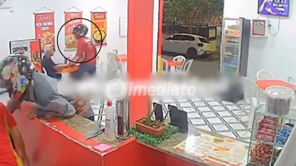 VÍDEO: Bandidos armados rendem funcionários e clientes e assaltam lanchonete no bairro Manôa