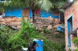 Barranco cede com fortes chuvas e coloca famílias em risco na Colônia Antônio Aleixo