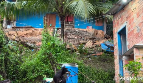Barranco cede com fortes chuvas e coloca famílias em risco na Colônia Antônio Aleixo
