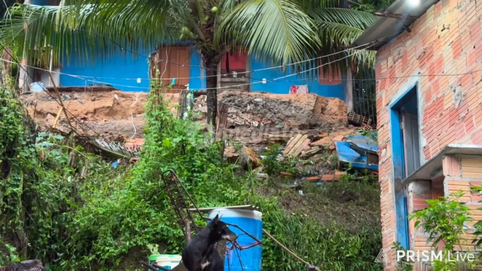 Barranco cede com fortes chuvas e coloca famílias em risco na Colônia Antônio Aleixo
