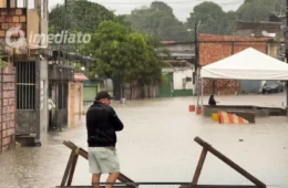 Forte chuva provoca alagamentos e deixa moradores ilhados no bairro Armando Mendes, em Manaus