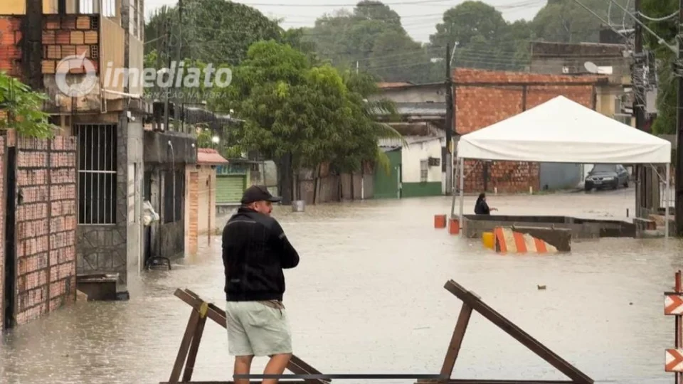 Forte chuva provoca alagamentos e deixa moradores ilhados no bairro Armando Mendes, em Manaus