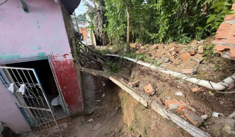 Muro destruído pelas chuvas cai sobre casa na Cidade Nova 1