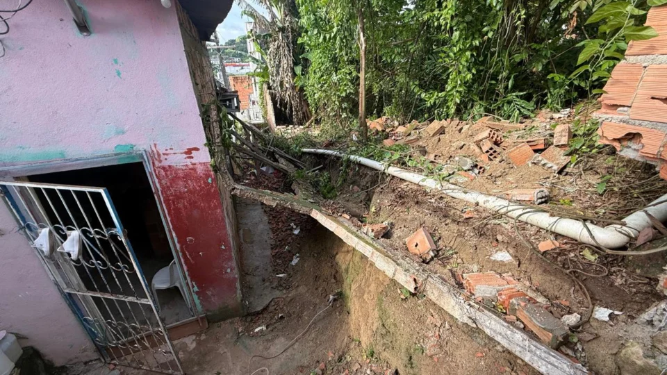 Muro destruído pelas chuvas cai sobre casa na Cidade Nova 1