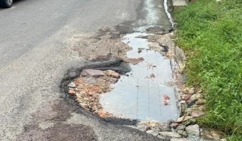 Buracos e bueiro entupido causam transtornos no bairro Lírio do Vale