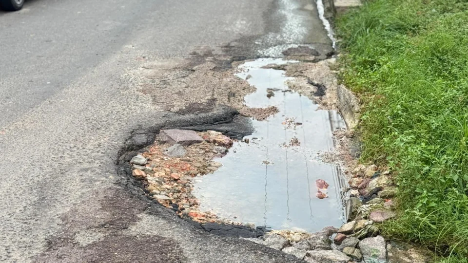 Buracos e bueiro entupido causam transtornos no bairro Lírio do Vale