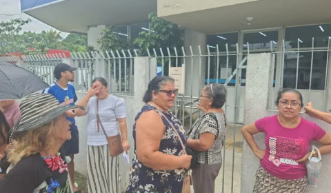 Idosos são impedidos de entrar no INSS e ficam expostos ao sol na Cidade Nova