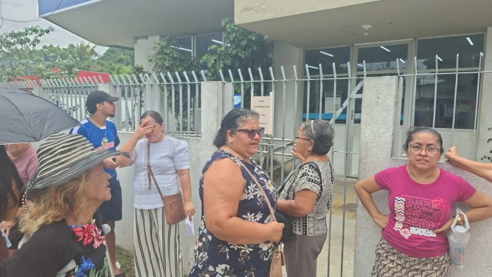 Idosos são impedidos de entrar no INSS e ficam expostos ao sol na Cidade Nova