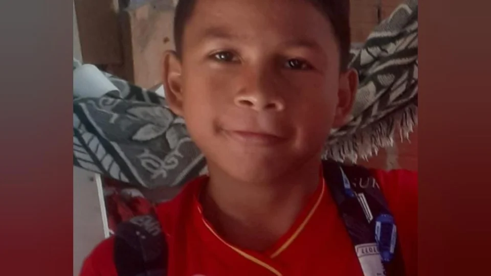 Adolescente de 11 anos desaparece após sair de casa no bairro Tancredo Neves e família pede ajuda para localizá-lo