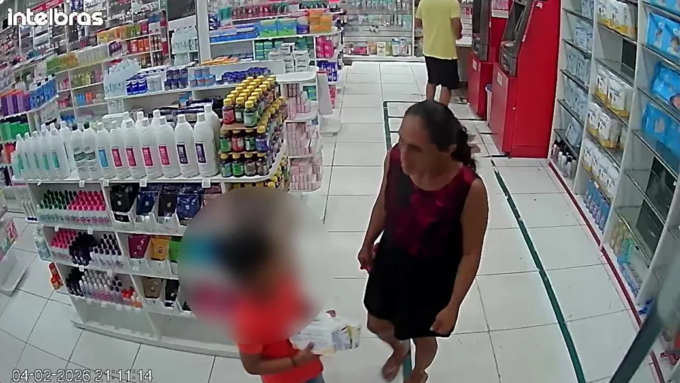 VEJA VÍDEO: mulher usa criança para furtar drogaria em Manaus, mostram câmeras de segurança