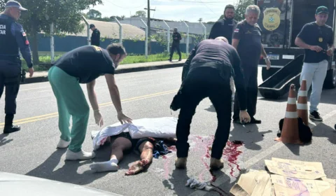 VEJA VÍDEO: marinheiro de 22 anos morre no Distrito após ser esmagado entre carreta e carro