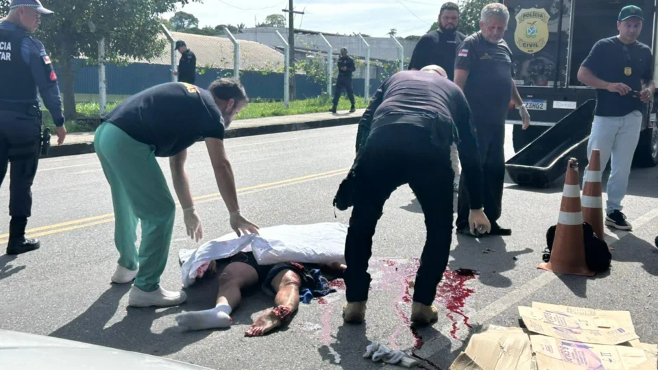 VEJA VÍDEO: marinheiro de 22 anos morre no Distrito após ser esmagado entre carreta e carro