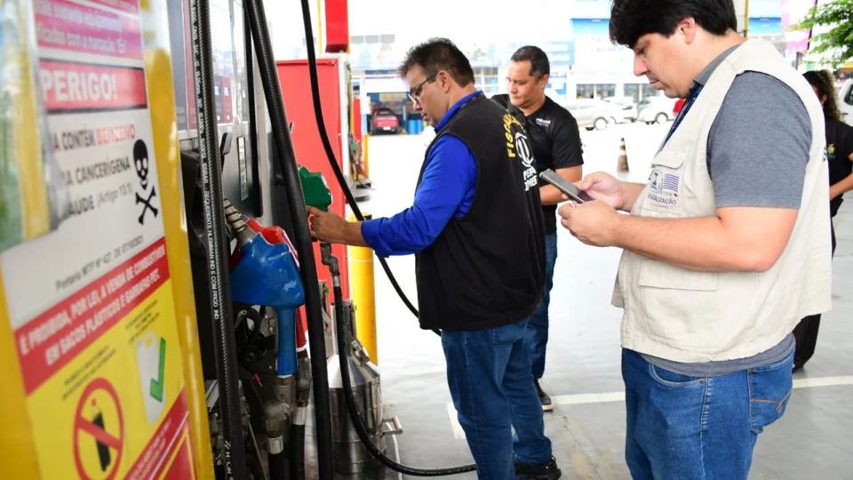 Operação “Tô de Olho” fiscaliza bombas de combustíveis em postos do Amazonas