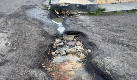Buraco em via do Novo Aleixo causa transtornos a moradores e pais de alunos