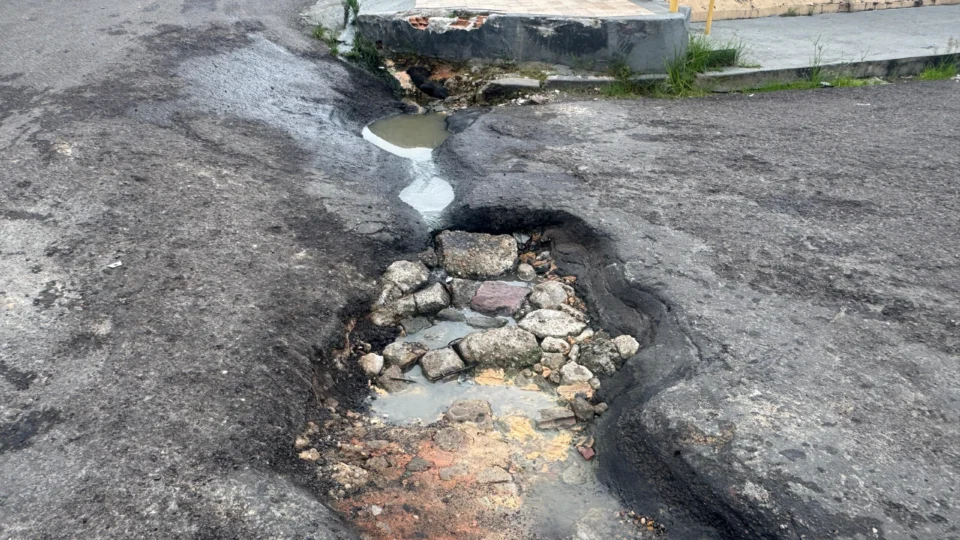 Buraco em via do Novo Aleixo causa transtornos a moradores e pais de alunos