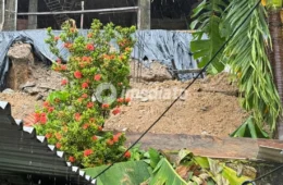Morador denuncia risco após queda de muro e deslizamento de terra no Zumbi dos Palmares, em Manaus