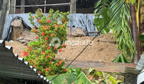 Morador denuncia risco após queda de muro e deslizamento de terra no Zumbi dos Palmares, em Manaus
