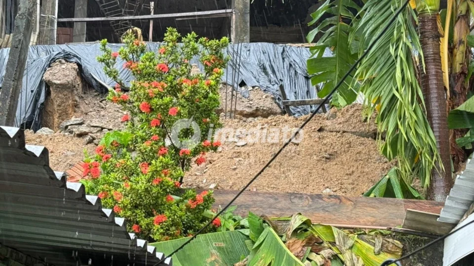 Morador denuncia risco após queda de muro e deslizamento de terra no Zumbi dos Palmares, em Manaus