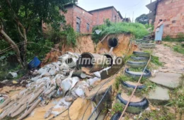 Tubulação de esgoto desmorona e moradores pedem ajuda após alagamentos no bairro Gilberto Mestrinho