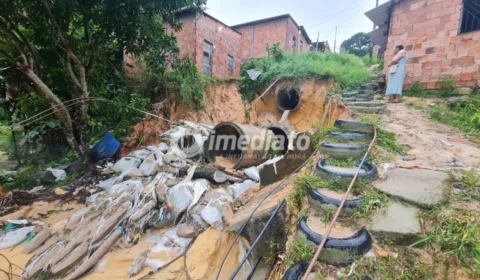 Tubulação de esgoto desmorona e moradores pedem ajuda após alagamentos no bairro Gilberto Mestrinho