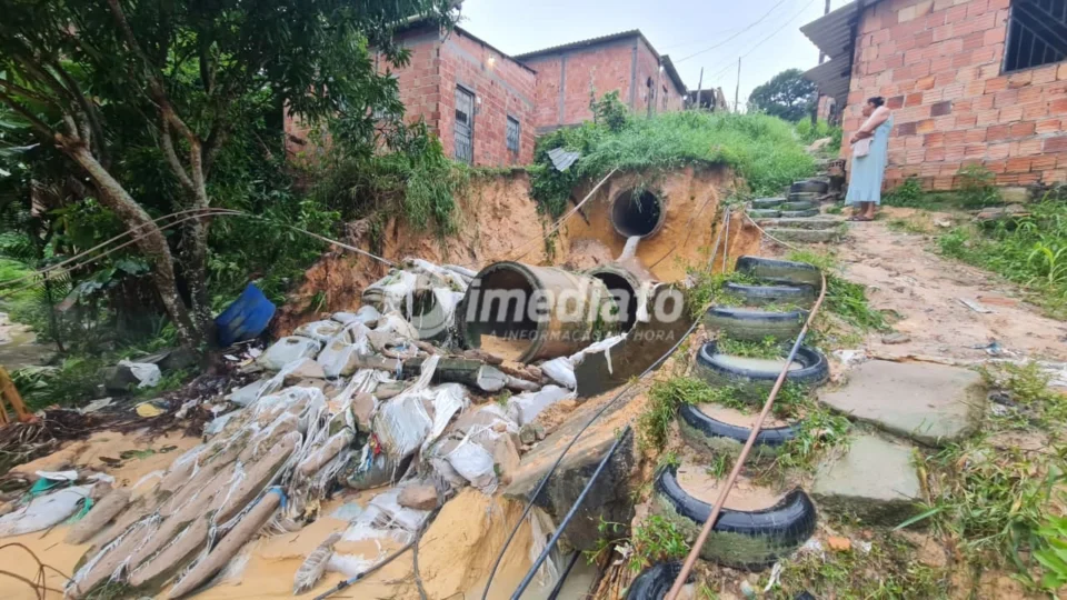 Tubulação de esgoto desmorona e moradores pedem ajuda após alagamentos no bairro Gilberto Mestrinho