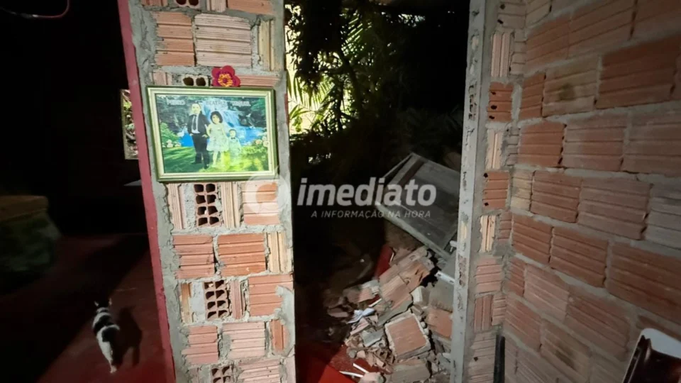 Deslizamento de barranco atinge casa e deixa adolescente ferido no bairro Gilberto Mestrinho