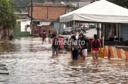 Chuva transforma avenida Itacolomy em rio e deixa moradores ilhados no bairro Armando Mendes