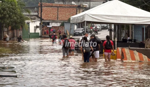 Chuva transforma avenida Itacolomy em rio e deixa moradores ilhados no bairro Armando Mendes