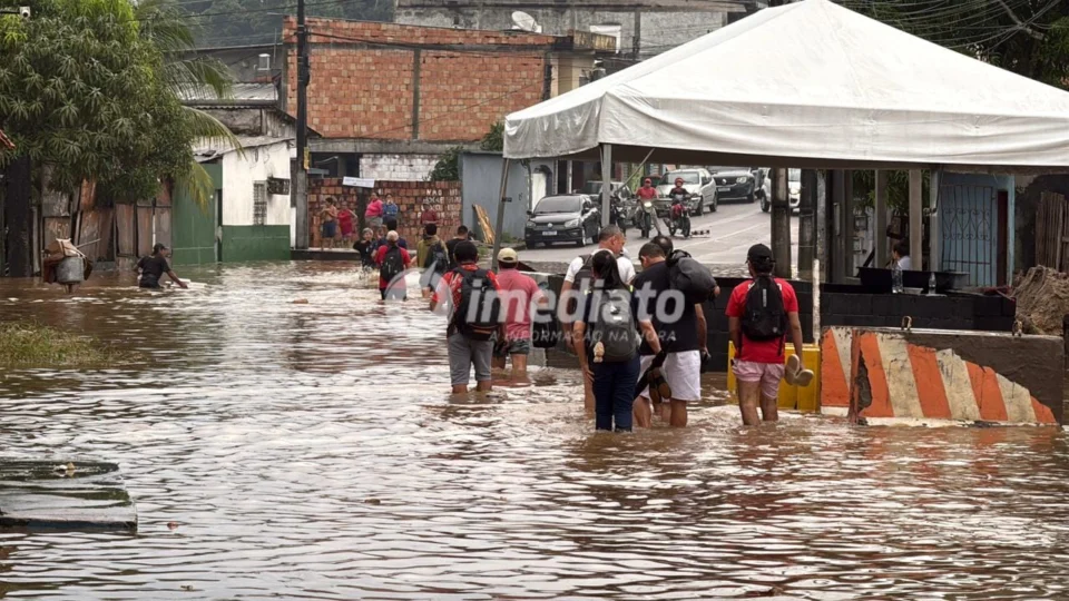 Chuva transforma avenida Itacolomy em rio e deixa moradores ilhados no bairro Armando Mendes