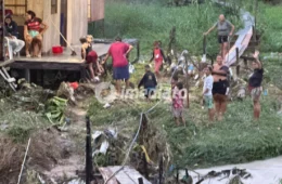 Moradores pedem socorro após ponte desabar na comunidade Coliseu 1, no Jorge Teixeira