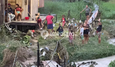 Moradores pedem socorro após ponte desabar na comunidade Coliseu 1, no Jorge Teixeira