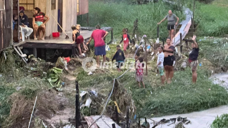 Moradores pedem socorro após ponte desabar na comunidade Coliseu 1, no Jorge Teixeira