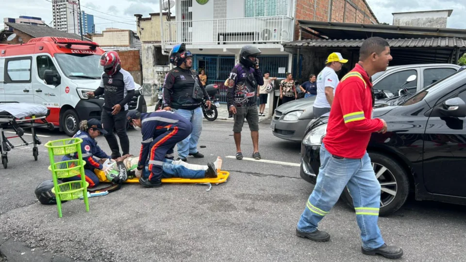 Duas pessoas ficam feridas após acidente envolvendo motocicleta e dois carros na rua Major Gabriel
