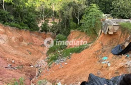 Moradores pedem intervenção urgente por cratera que ameaça engolir casas no Mauazinho 2