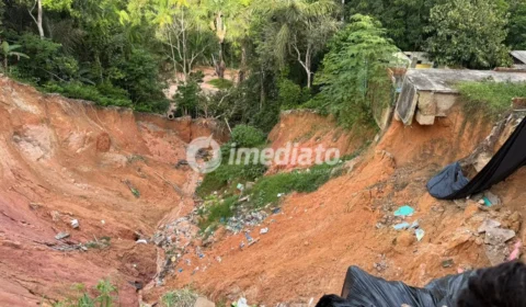 Moradores pedem intervenção urgente por cratera que ameaça engolir casas no Mauazinho 2