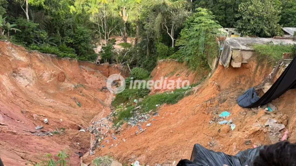 Moradores pedem intervenção urgente por cratera que ameaça engolir casas no Mauazinho 2