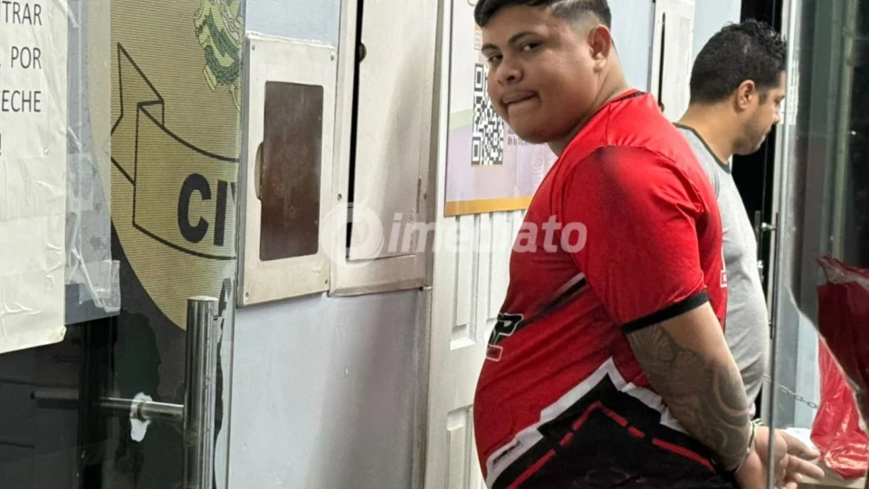 Homem é preso após fiscalização do Detran apreender arma, dinheiro e objetos de luxo dentro de veículo em Manaus