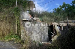 Muro de escola desaba e moradores denunciam falta de infraestrutura em rua do Jorge Teixeira