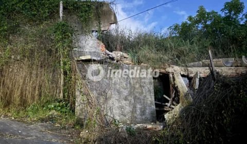 Muro de escola desaba e moradores denunciam falta de infraestrutura em rua do Jorge Teixeira