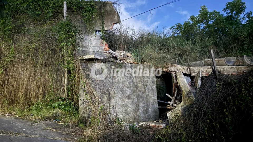 Muro de escola desaba e moradores denunciam falta de infraestrutura em rua do Jorge Teixeira