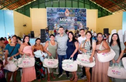 Saullo Vianna e prefeito David Almeida entregam 400 kits do programa ‘Mãe Manauara’