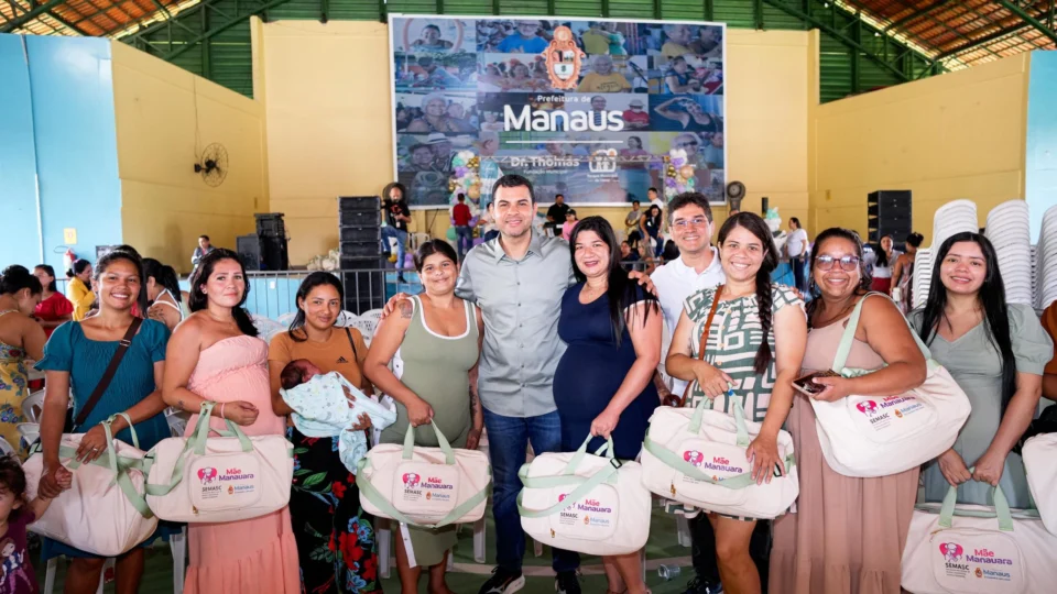 Saullo Vianna e prefeito David Almeida entregam 400 kits do programa ‘Mãe Manauara’