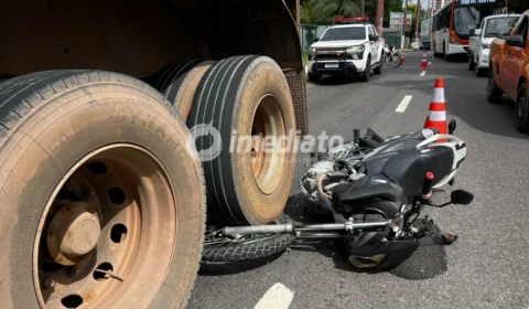 Motociclista fica ferida após colisão com carreta na avenida Efigênio Salles, em Manaus
