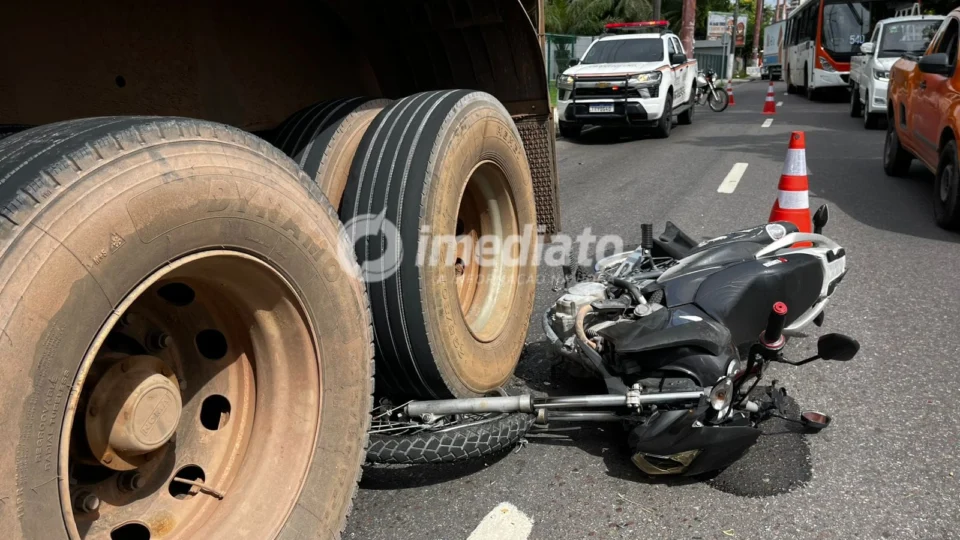 Motociclista fica ferida após colisão com carreta na avenida Efigênio Salles, em Manaus
