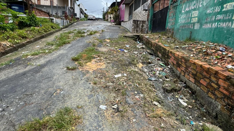 Moradores denunciam abandono e buracos na rua São Bernardo, no bairro Cidade de Deus