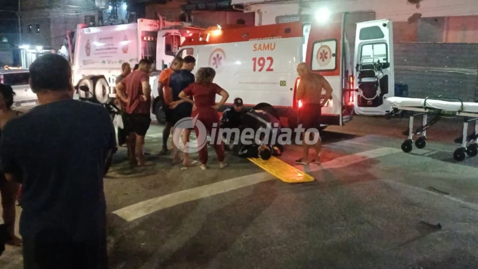 Motociclista por aplicativo fica ferido após colisão com carro em cruzamento no bairro Petrópolis, em Manaus