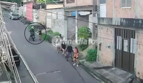 VÍDEO: Motoqueiro armado rende mulher e rouba celular na comunidade Mundo Novo, em Manaus